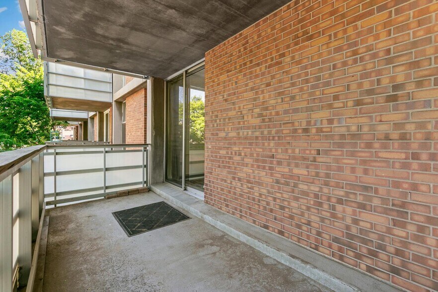 Building Photo - 2500 S York St