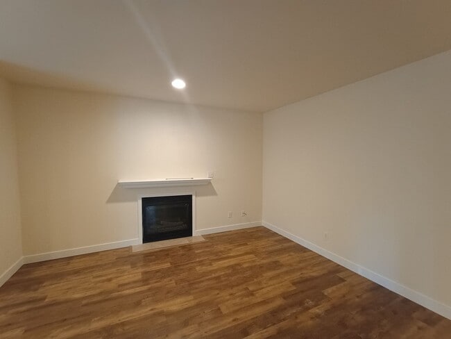 Building Photo - Freshly Painted Duplex in the Heart of Silverdale