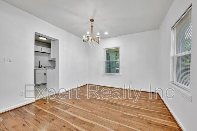 Building Photo - 1861 Woodland Ave SW