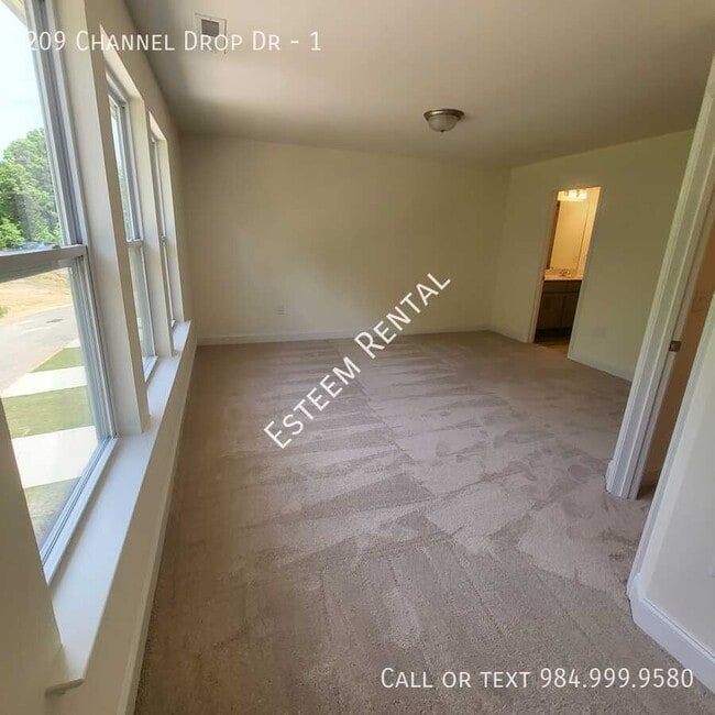 Building Photo - 209 Channel Drop Dr