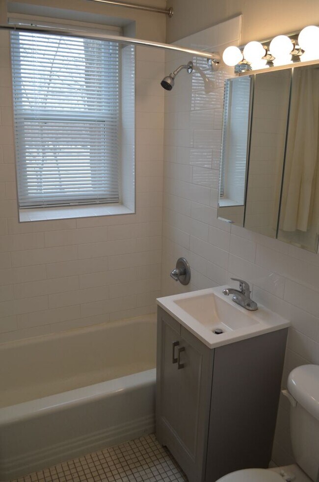 Building Photo - Large Renovated 1 Bedroom