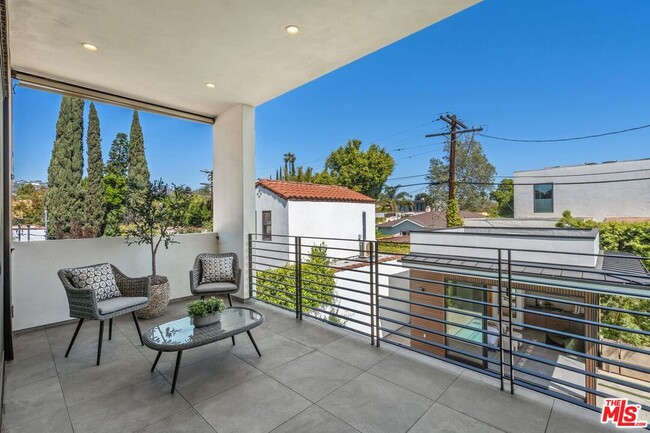 Building Photo - 714 N La Jolla Ave