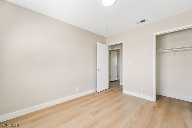 Building Photo - 517 Longtree Ave