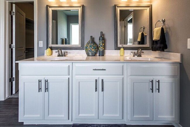 Building Photo - Gorgeous 4/3.5/3 Luxury Home