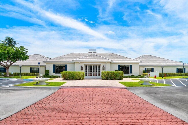 Building Photo - 120 Cypress Club Dr