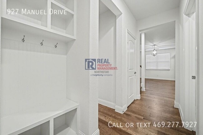 Building Photo - 927 Manuel Dr