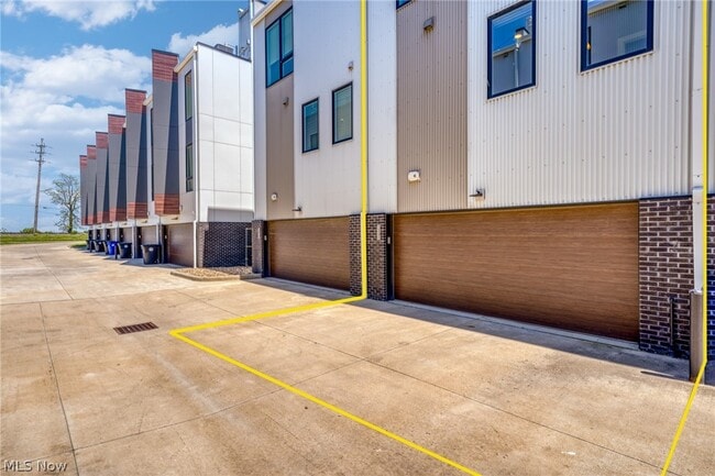 Building Photo - 1240 W 70th St