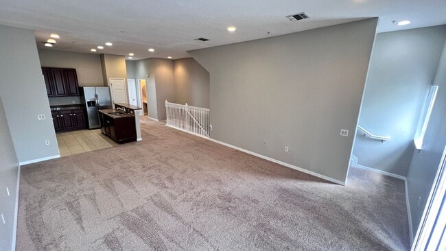 Building Photo - Beautiful 3/2 Townhouse Available !!