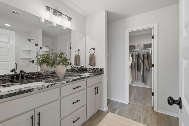 Building Photo - Beautiful 4 Bed / 2 Bath Home with Open Layout in Owasso