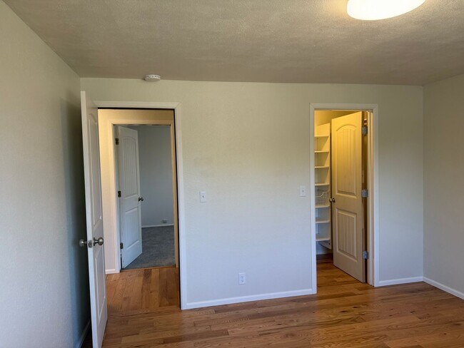Building Photo - Updated 3-bedroom, 2-bathroom house in desirable Thurston neighborhood!
