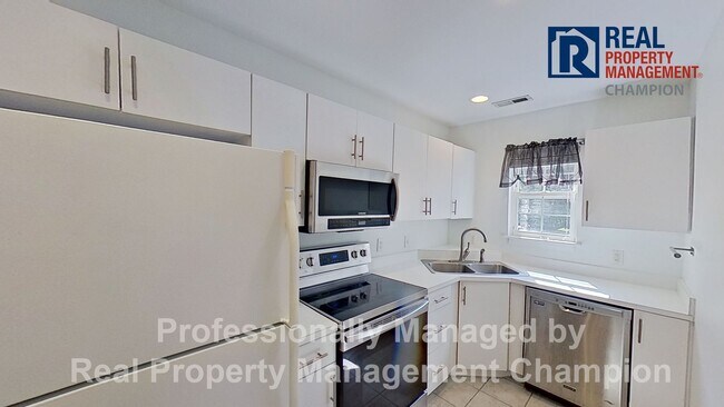 Building Photo - Charming 2 BD/2 BA Townhouse w/Split Bedroom Layout and Private Patio
