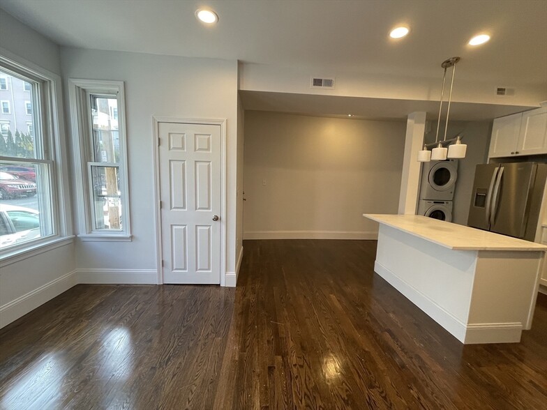 Building Photo - 204 E Eagle St