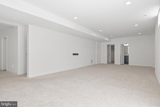 Building Photo - 301 Kingdom Dr
