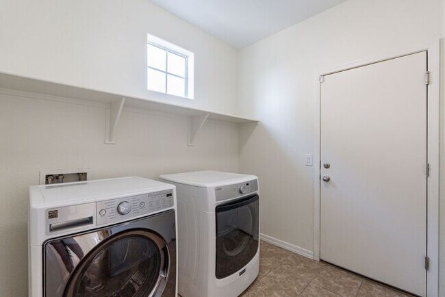 Building Photo - Spacious 4 Bed 2.5 Ba in Gated Community