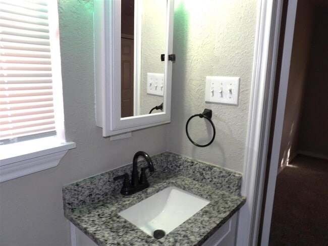 Building Photo - 125 SE Surrey Ln