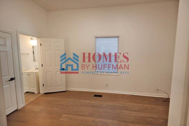 Building Photo - 910 Harriet St