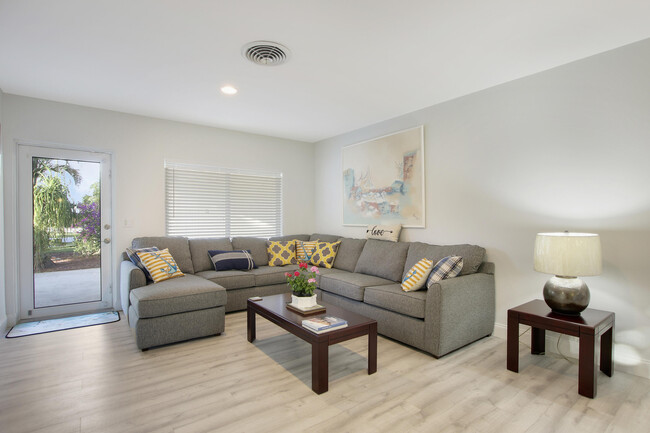 Building Photo - 466 Tequesta Dr