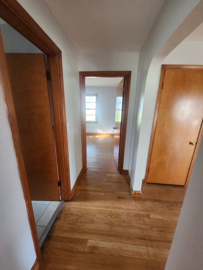Building Photo - Charming 2 bedroom 1 bath with large rooms...