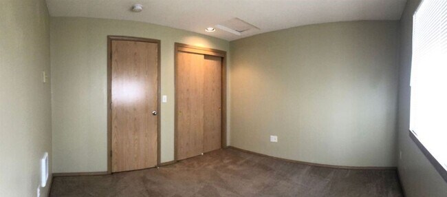 Building Photo - Large 2 bed 1.5bath townhouse with Garage