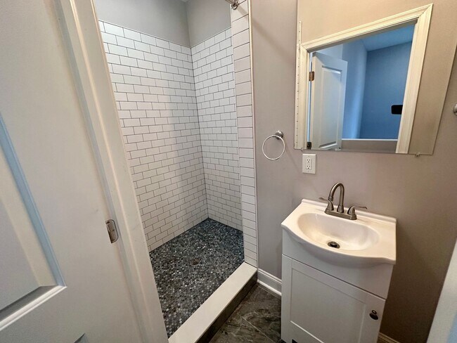 Building Photo - 1530 N Sydenham St