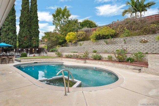 Building Photo - Stunning single-story Vista Del Cerro home with a private backyard oasis designed for effortless ...