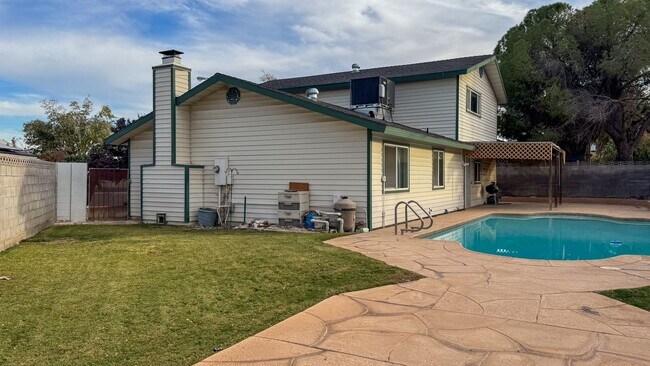 Building Photo - Move-In Ready 3-Bedroom with Pool / Lawn and Pool Service Included!