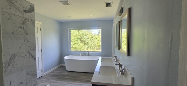 Building Photo - 4 Sewanee Cir