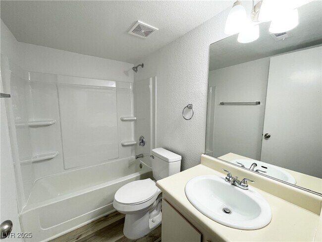 Building Photo - 2705 Jennydiane Dr