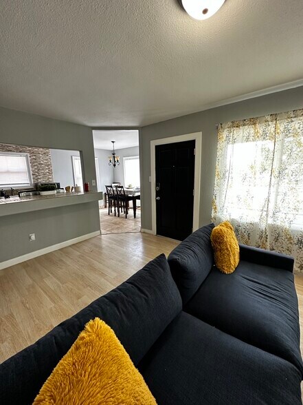 Building Photo - 292 E 42nd St