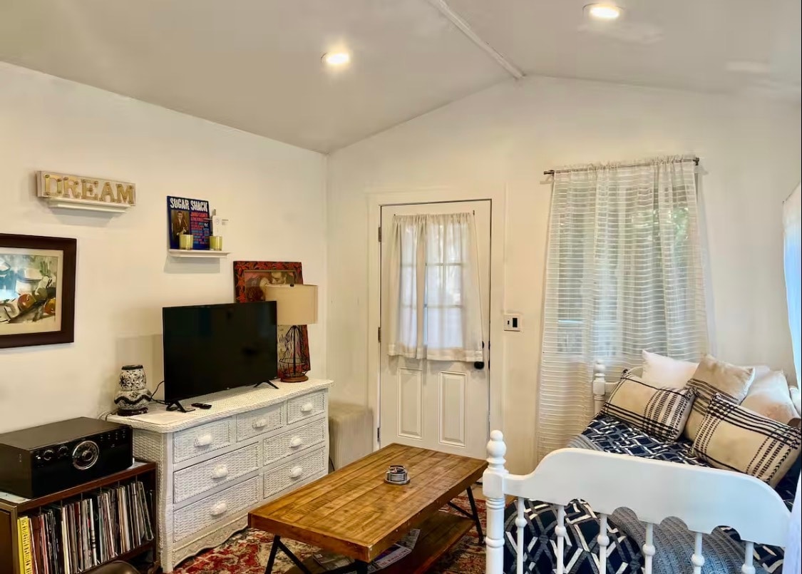 family room - 2484 Lillie Ave