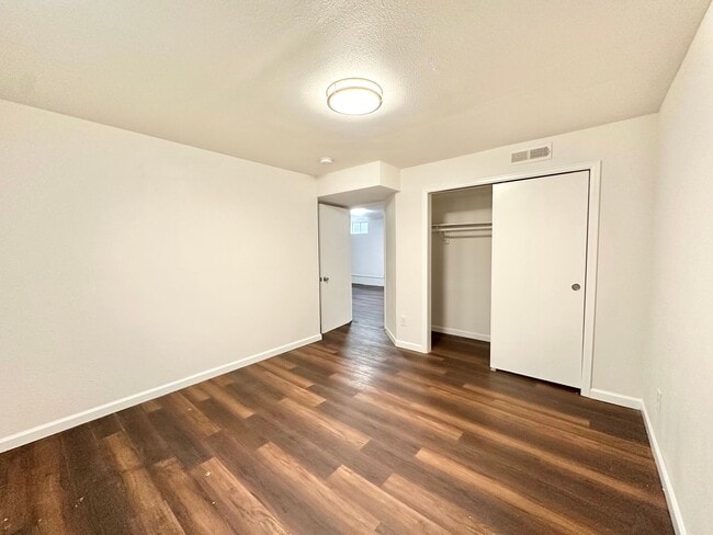 Building Photo - Modern and Spacious Duplex Style Home with...