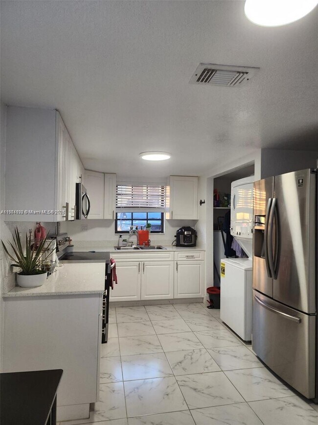 Building Photo - 5100 W 12th Ln