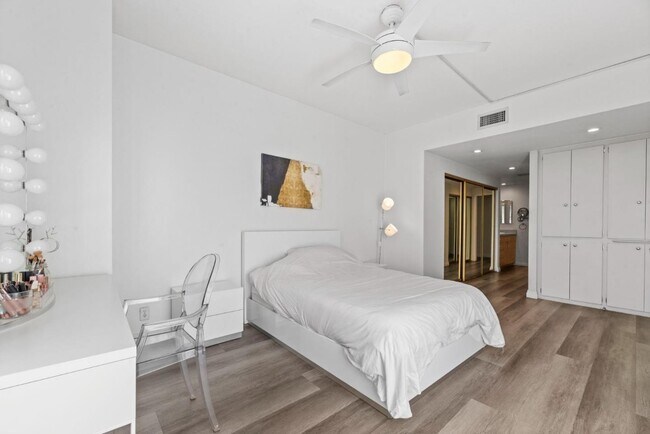 Building Photo - 321 S San Vicente Blvd