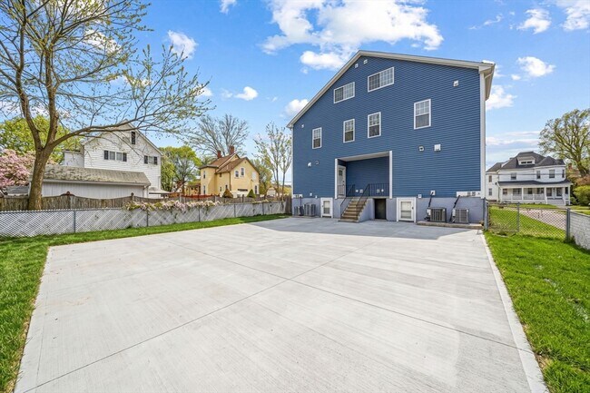 Building Photo - 9 Logan Ave