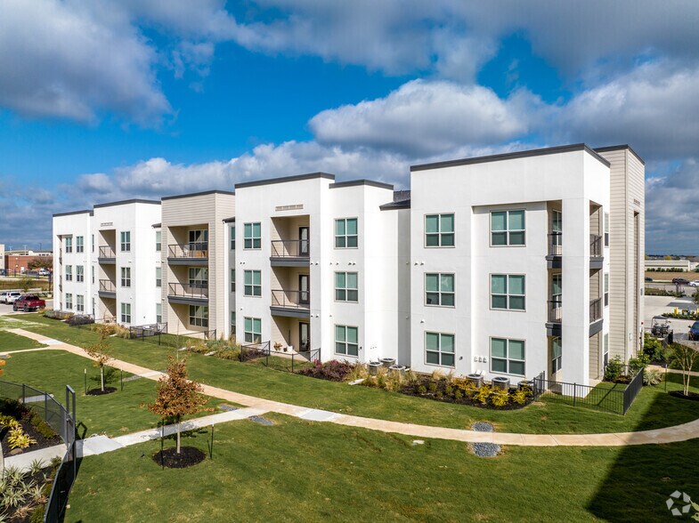 Primary Photo - Moderno