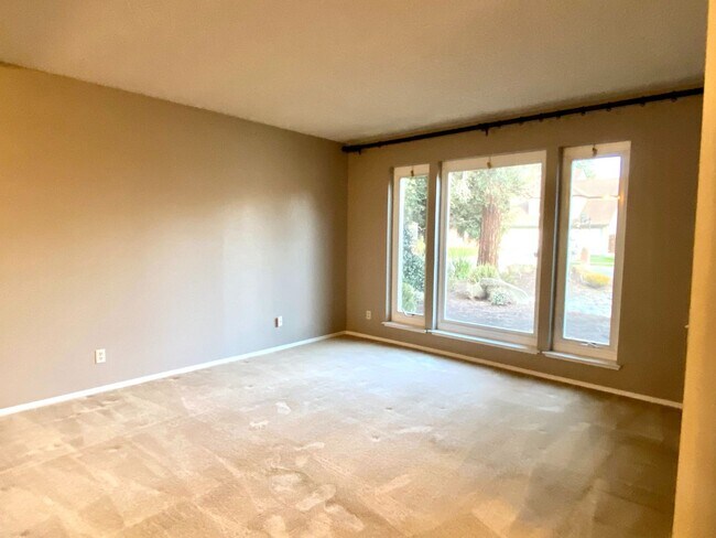 Building Photo - $2,450 Audubon & Friant 3 bed, N Bond, Fresno