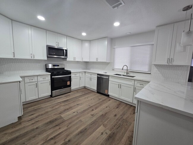 Building Photo - 3 Br 2 BA with extra room in back available now