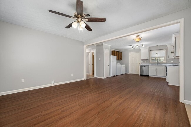 Building Photo - 2 Bedroom 1 Bath located on Veterans Parkw...