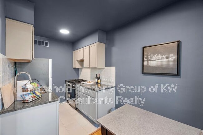 Building Photo - 451 E Town St