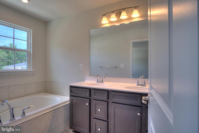 Building Photo - 2506 EMBER Ln