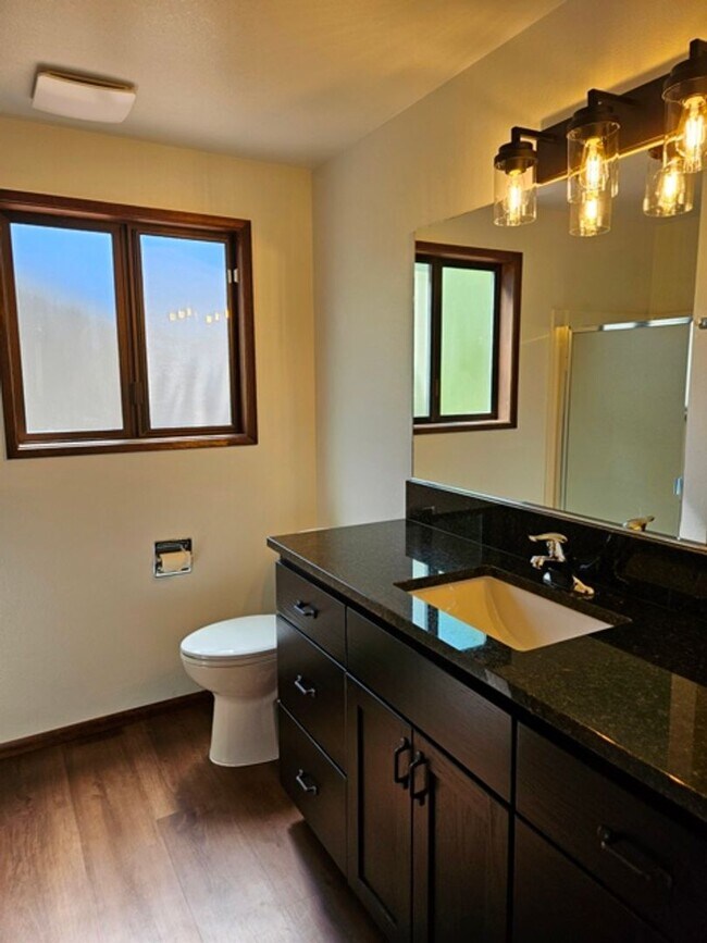 Building Photo - 3Bd/2Ba Single Story Home-For Viewing!