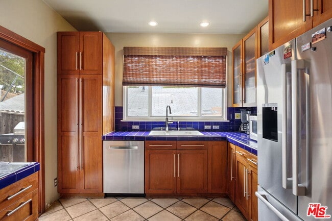 Building Photo - 334 Crane Blvd