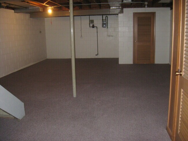 Building Photo - Duplex-Great neighborhood!