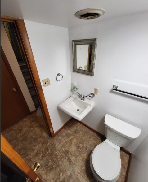 Building Photo - 33 Riverview Dr