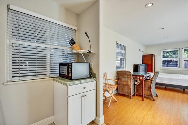 Building Photo - 1368 Oakhurst Ave