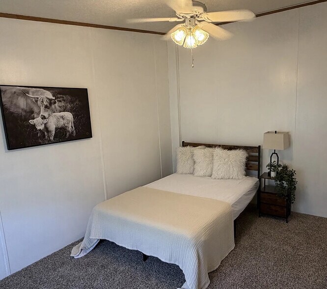Building Photo - Room in Apartment on Bonita Verde Dr