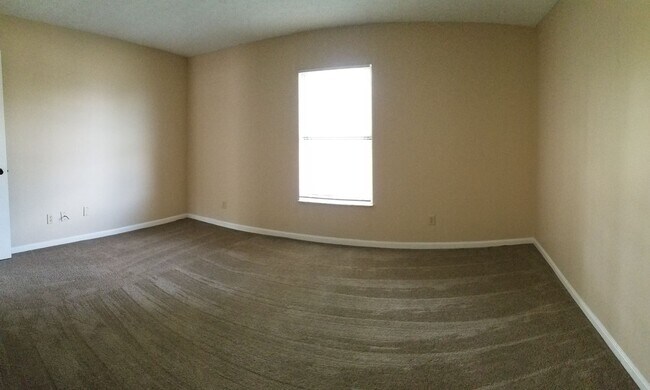 Building Photo - SPACIOUS 2 BD/1.5 BTH UNIT WITH 2 CAR GARAGE