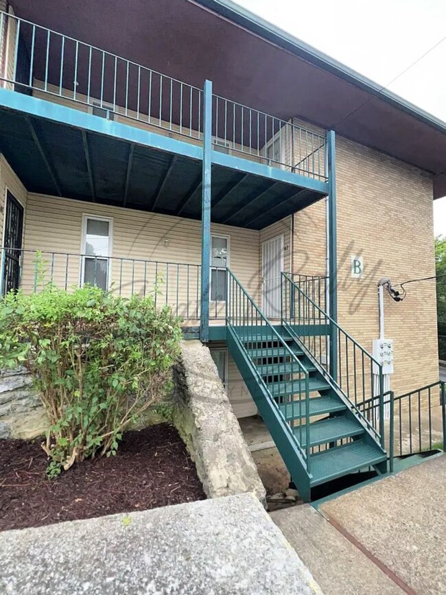 Building Photo - Two Bedroom Spacious Second-Floor Apartmen...
