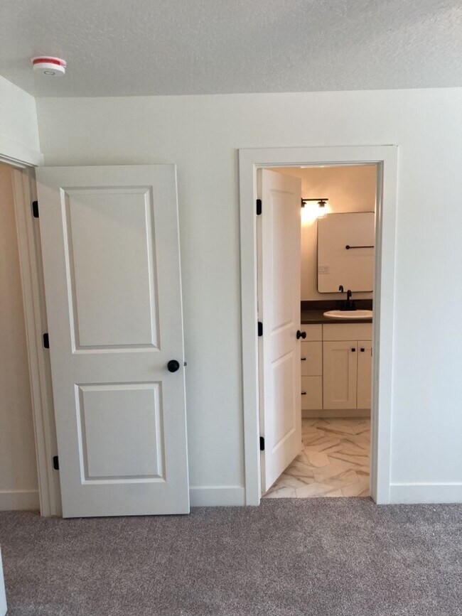 Building Photo - Move-In Discount - 3 Bed - 2.5 Bath, Newer...