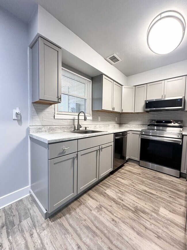 Building Photo - Beautifully Fully Updated 3-Bedroom End Unit Townhome